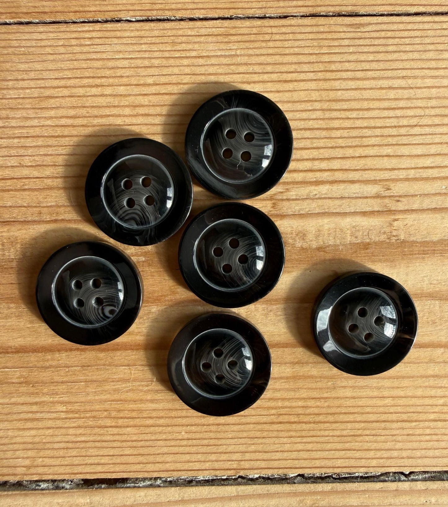 KNAPPER Ø25 MM - SORT 6 STK - Axelknit