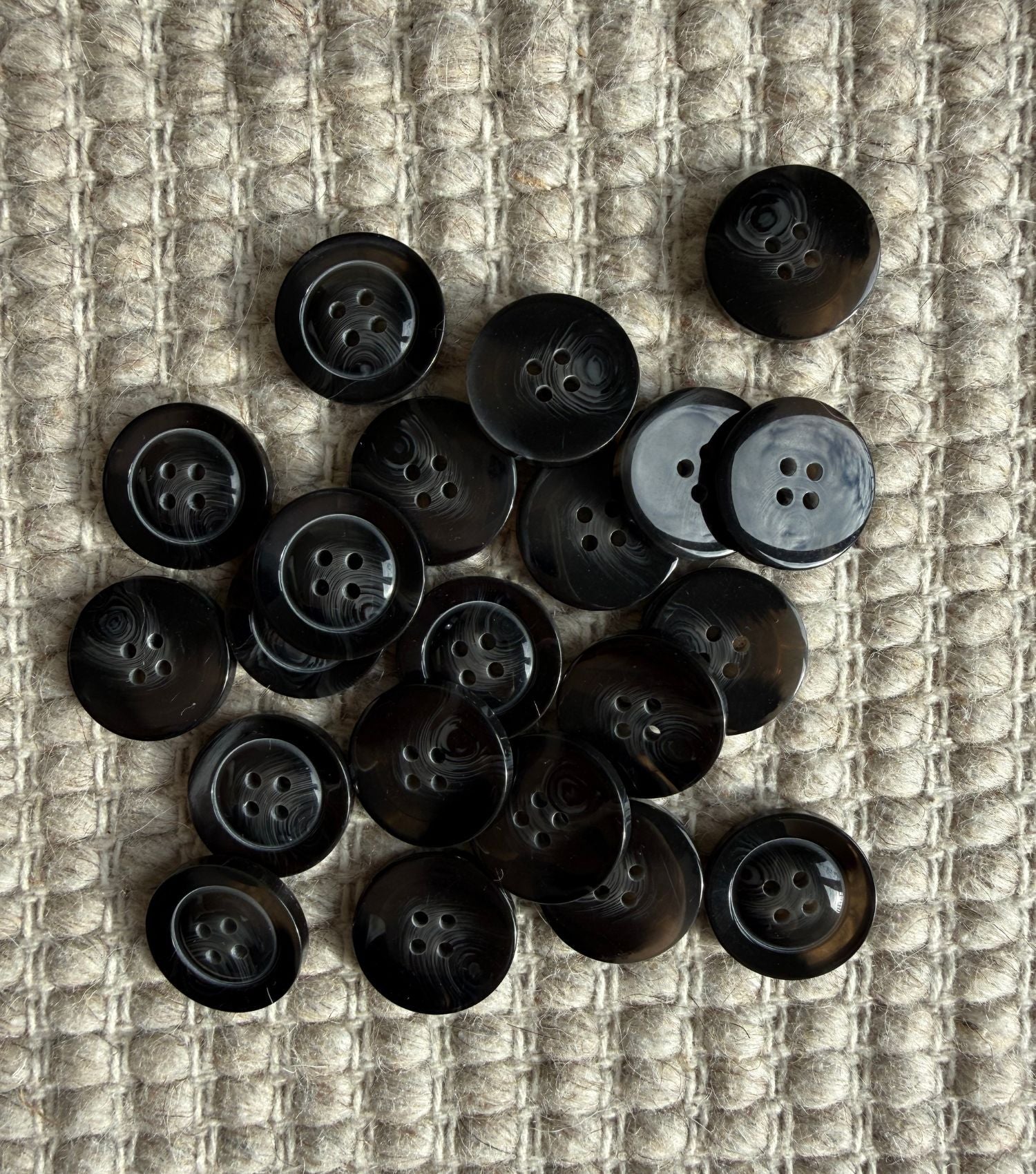 KNAPPER Ø25 MM - SORT 6 STK - Axelknit